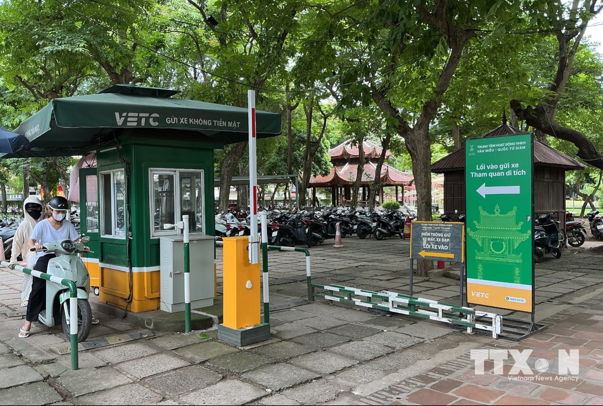 Điểm trông giữ phương tiện thu phí không dùng tiền mặt tại khu vực Văn Miếu - Quốc Tử Giám. (Ảnh: Nguyễn Thắng/TTXVN)